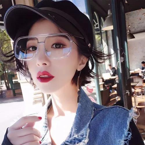 吃瓜视频网红眼镜女,吃瓜视频中的时尚焦点