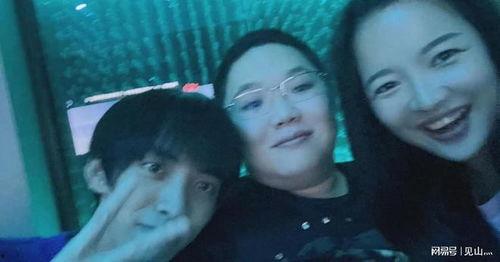 美女吃瓜网红事件视频,揭秘网络红人的争议瞬间